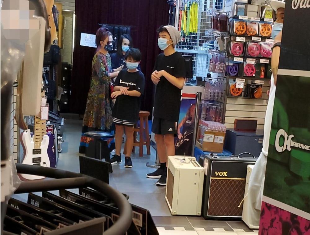 quintus|张柏芝久违晒次子近照，Quintus成熟许多，侧颜超酷神似谢霆锋