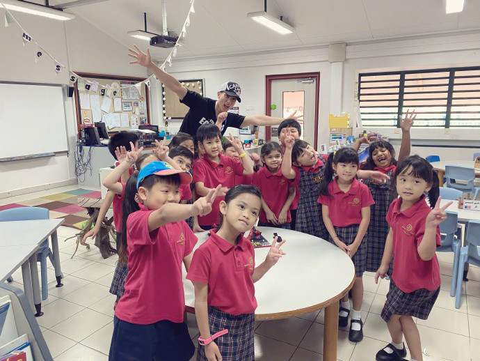 吴尊|吴尊晒全家福为妻儿庆生，夫妻一人搂一娃秀幸福，老夫老妻超恩爱