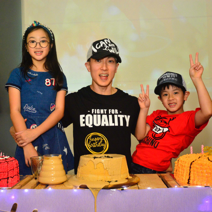 吴尊|吴尊晒全家福为妻儿庆生，夫妻一人搂一娃秀幸福，老夫老妻超恩爱