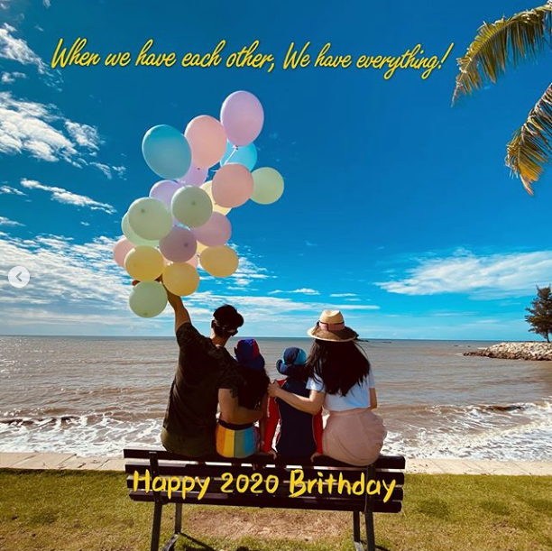 吴尊|吴尊晒全家福为妻儿庆生，夫妻一人搂一娃秀幸福，老夫老妻超恩爱