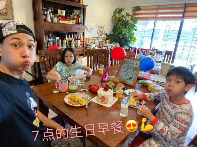 吴尊|吴尊晒全家福为妻儿庆生，夫妻一人搂一娃秀幸福，老夫老妻超恩爱