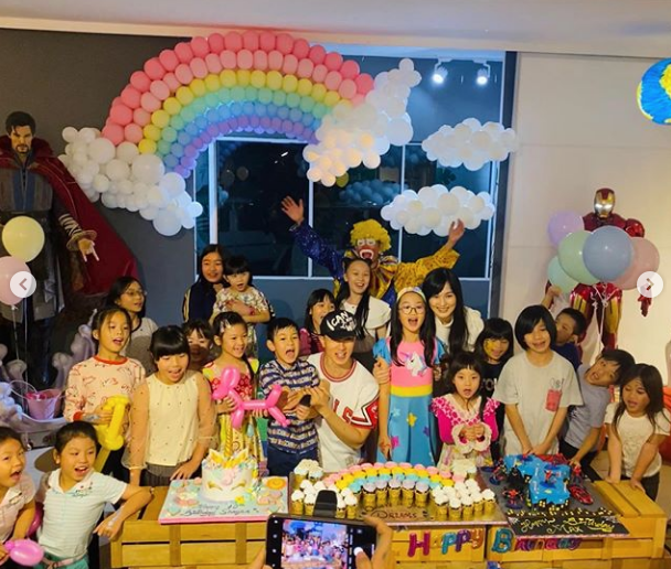 吴尊|吴尊晒全家福为妻儿庆生，夫妻一人搂一娃秀幸福，老夫老妻超恩爱