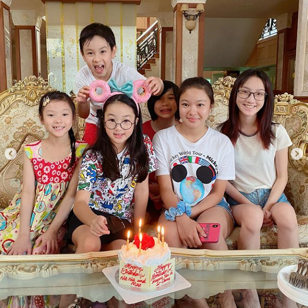 吴尊|吴尊晒全家福为妻儿庆生，夫妻一人搂一娃秀幸福，老夫老妻超恩爱