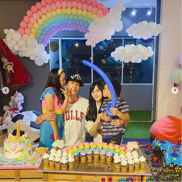 吴尊|吴尊晒全家福为妻儿庆生，夫妻一人搂一娃秀幸福，老夫老妻超恩爱