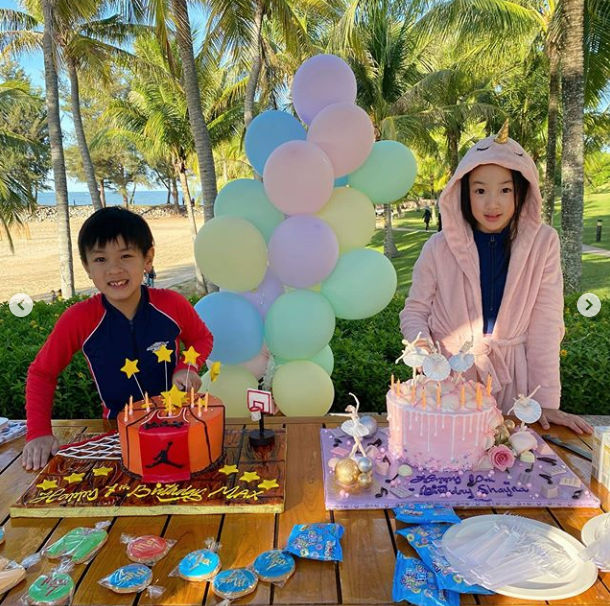 吴尊|吴尊晒全家福为妻儿庆生，夫妻一人搂一娃秀幸福，老夫老妻超恩爱