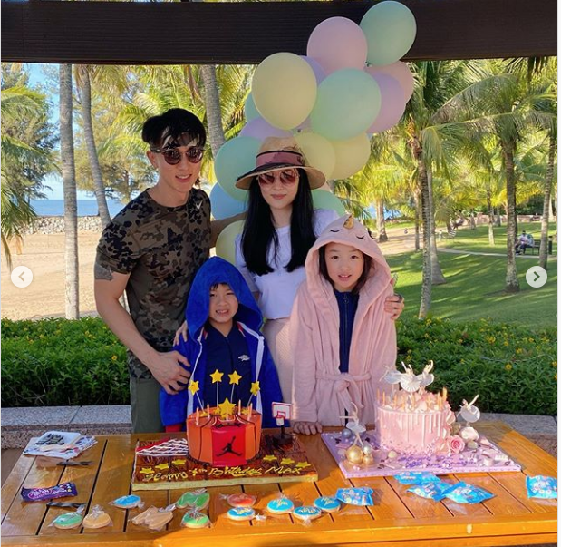 吴尊|吴尊晒全家福为妻儿庆生，夫妻一人搂一娃秀幸福，老夫老妻超恩爱