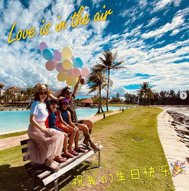 吴尊|吴尊晒全家福为妻儿庆生，夫妻一人搂一娃秀幸福，老夫老妻超恩爱