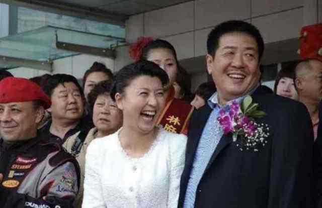 闫学晶|48岁闫学晶自曝离异且二婚，3年前生子已露端倪，但仍和前夫继女关系亲密