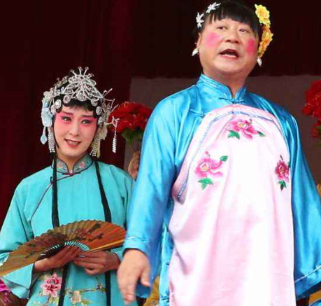 闫学晶|48岁闫学晶自曝离异且二婚，3年前生子已露端倪，但仍和前夫继女关系亲密