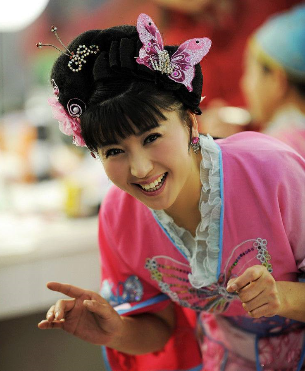 闫学晶|48岁闫学晶自曝离异且二婚，3年前生子已露端倪，但仍和前夫继女关系亲密