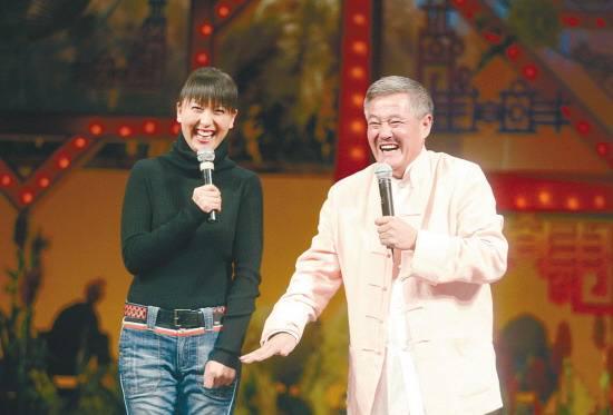 闫学晶|48岁闫学晶自曝离异且二婚，3年前生子已露端倪，但仍和前夫继女关系亲密