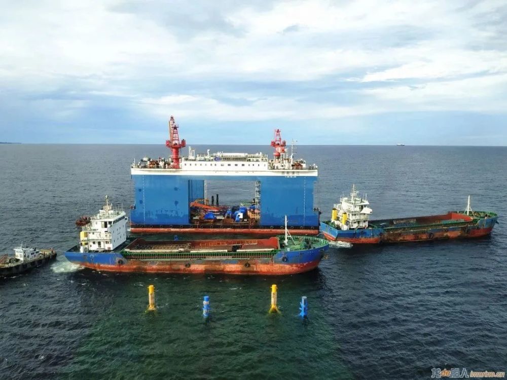 振华33 轮喀麦隆成功浮卸8条工程船 腾讯新闻