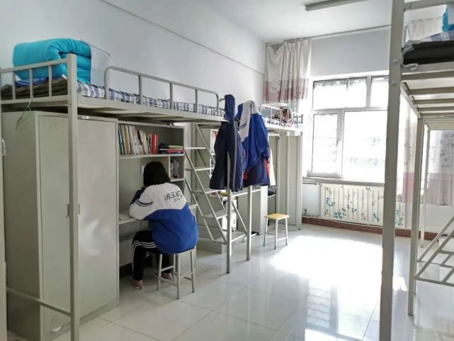 高三年级的娜荷芽家在达茂旗,她高中三年都在学校寄宿,她说最喜欢学校