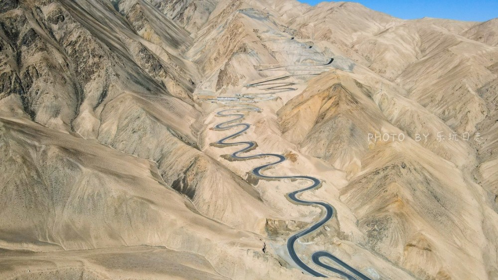 新疆帕米爾高原盤龍古道,猶如巨龍騰躍山巔,每個彎道是致命誘惑