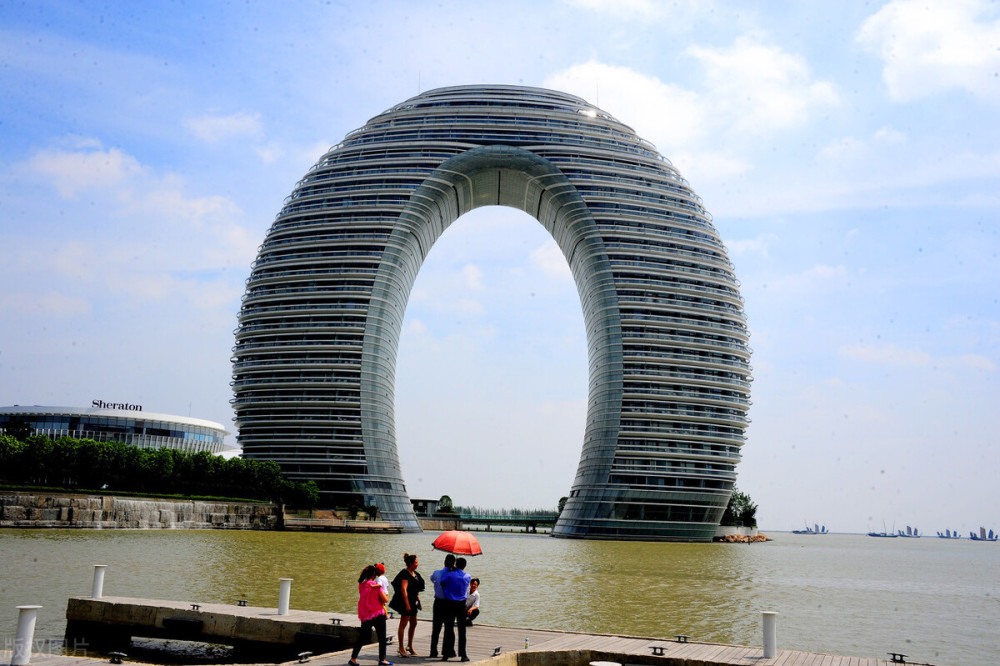 国内首家水上白金七星级酒店,投资15亿,被网友戏称"马桶盖"