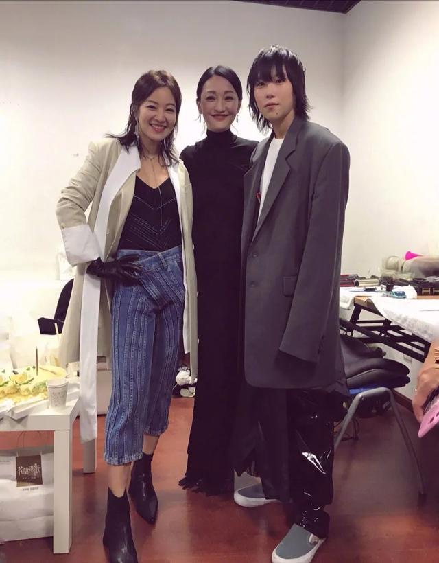 窦靖童|窦靖童和窦佳嫄，长相酷似双胞胎，天后王菲却令两人差距太大