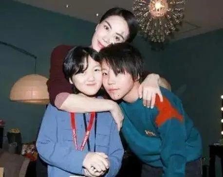 窦靖童|窦靖童和窦佳嫄，长相酷似双胞胎，天后王菲却令两人差距太大