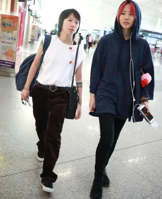 窦靖童|窦靖童和窦佳嫄，长相酷似双胞胎，天后王菲却令两人差距太大