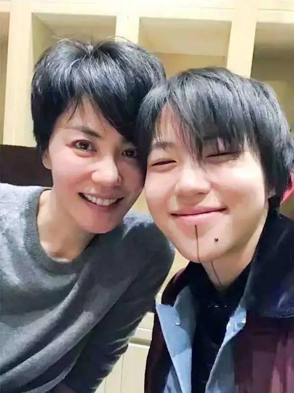 窦靖童|窦靖童和窦佳嫄，长相酷似双胞胎，天后王菲却令两人差距太大