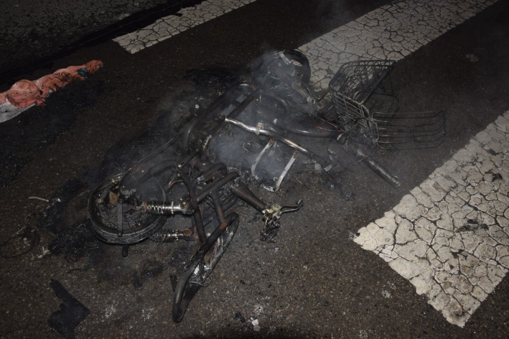 电动自行车|吓人！母亲带娃骑电动车回家 半路车着了