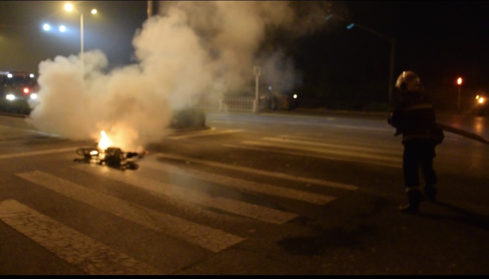 电动自行车|吓人！母亲带娃骑电动车回家 半路车着了