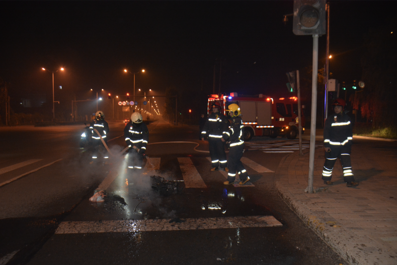电动自行车|吓人！母亲带娃骑电动车回家 半路车着了
