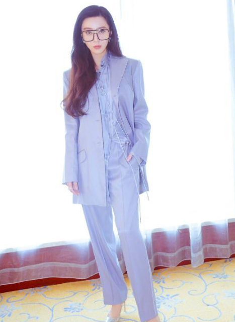 范冰冰|风光不再？范冰冰现身机场造型土气，身边无工作人员独自推行李好心酸