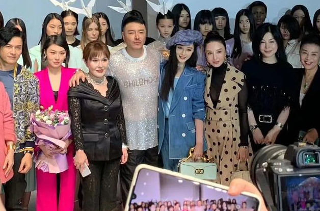 范冰冰|风光不再？范冰冰现身机场造型土气，身边无工作人员独自推行李好心酸