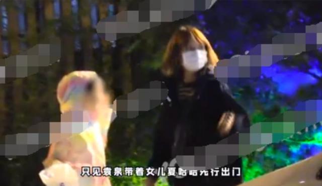 黄渤|黄渤二女儿低调罕曝光，打扮朴素模样乖巧可爱，袁泉也带女儿在场
