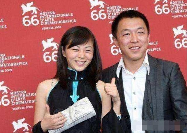 黄渤|黄渤二女儿低调罕曝光，打扮朴素模样乖巧可爱，袁泉也带女儿在场