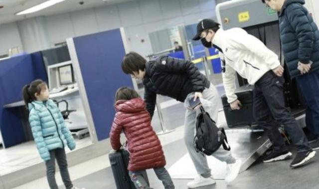 黄渤|黄渤二女儿低调罕曝光，打扮朴素模样乖巧可爱，袁泉也带女儿在场