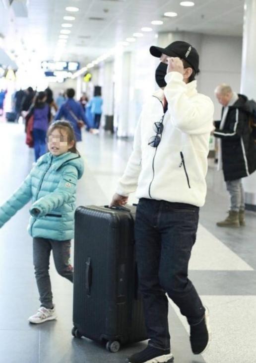 黄渤|黄渤二女儿低调罕曝光，打扮朴素模样乖巧可爱，袁泉也带女儿在场