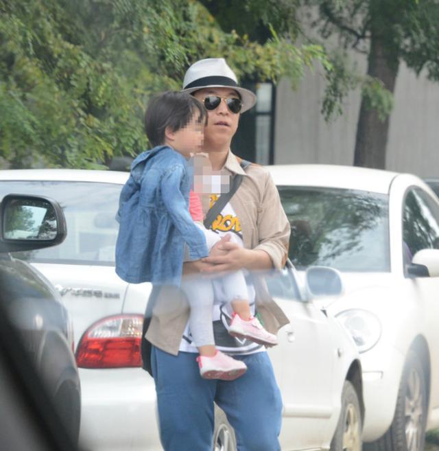 黄渤|黄渤二女儿低调罕曝光，打扮朴素模样乖巧可爱，袁泉也带女儿在场