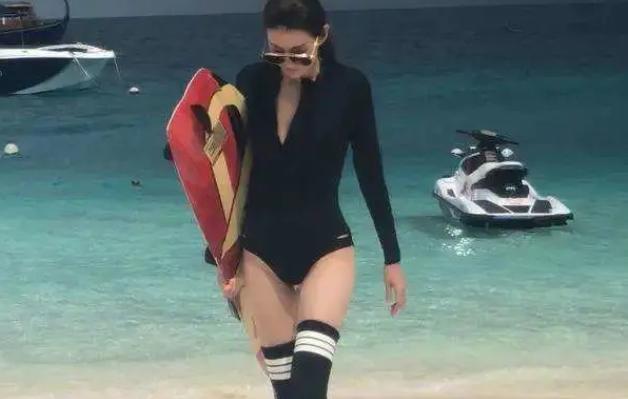 闫学晶|吃瓜日报丨闫学晶已离婚再嫁？王宝强否认与冯清结婚？嘎子哥直播间被砸？