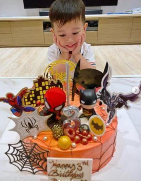 闫学晶|吃瓜日报丨闫学晶已离婚再嫁？王宝强否认与冯清结婚？嘎子哥直播间被砸？