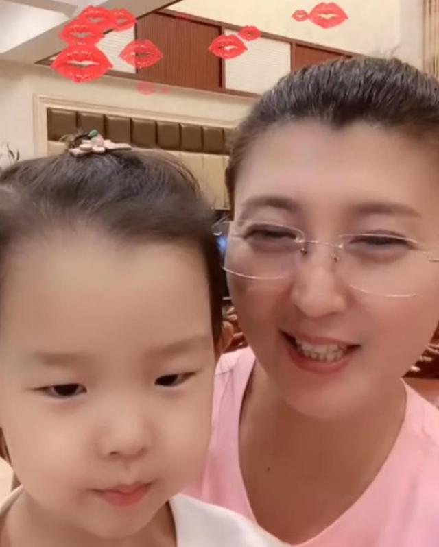 闫学晶|吃瓜日报丨闫学晶已离婚再嫁？王宝强否认与冯清结婚？嘎子哥直播间被砸？