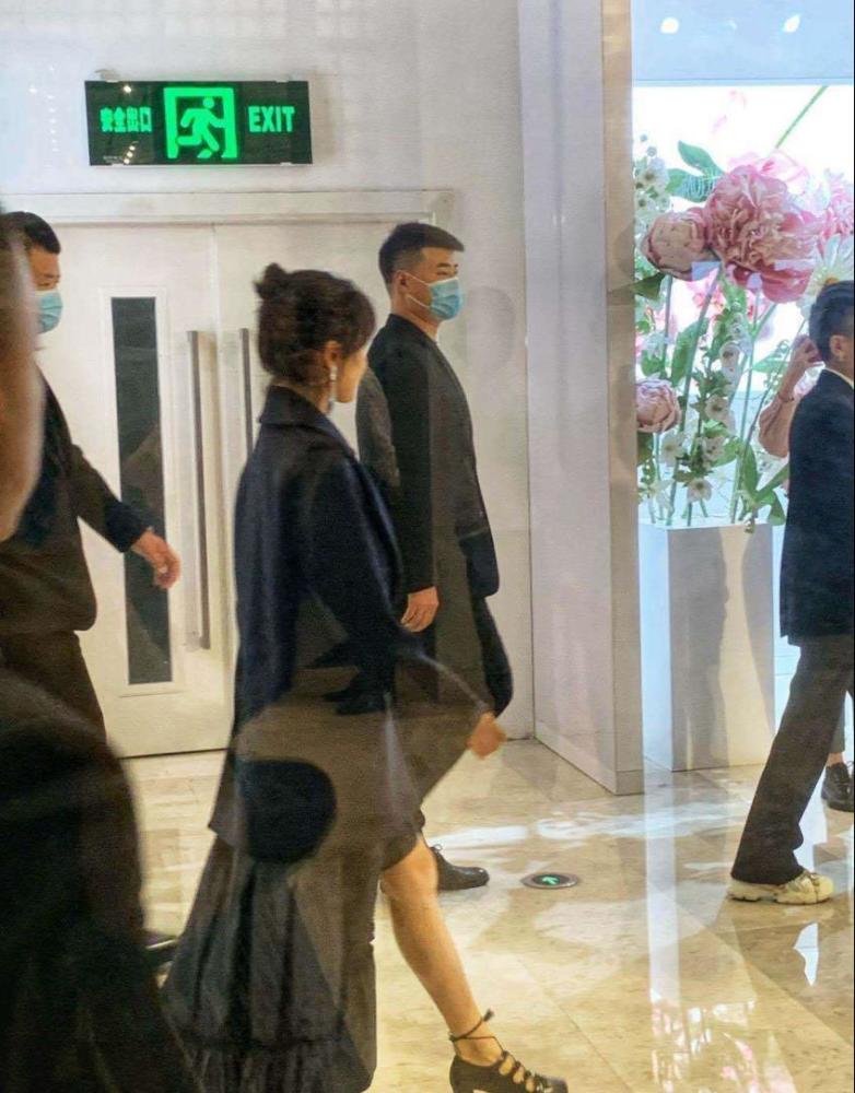 万茜|万茜男粉刷新追星新姿势，骑同伴脖子上拍照，网友：追万茜男上加男