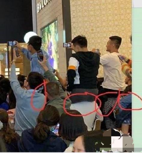 万茜|万茜男粉刷新追星新姿势，骑同伴脖子上拍照，网友：追万茜男上加男