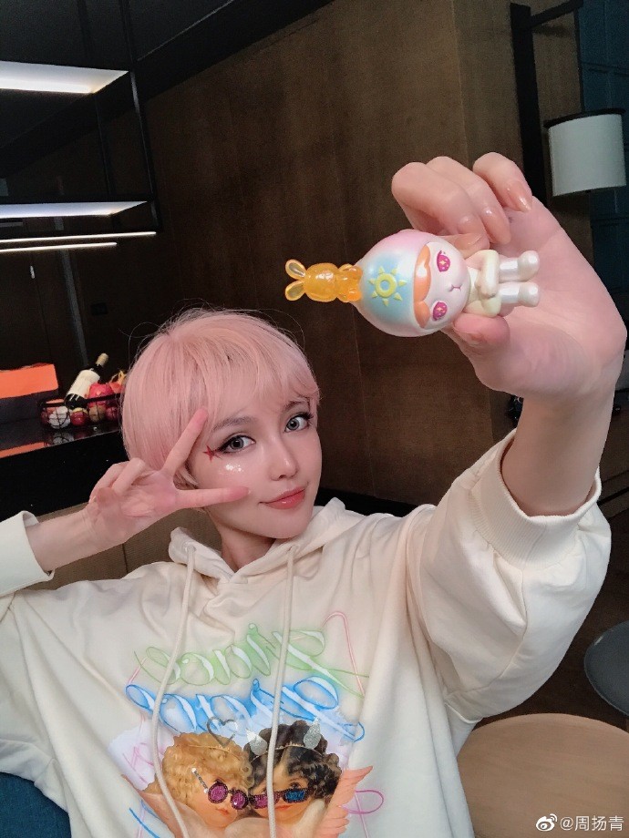 周扬青|周扬青大秀公仔妆，粉发泪钻配透亮水嫩脸蛋，整个人美如洋娃娃