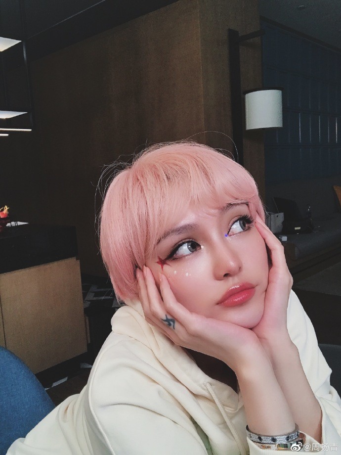 周扬青|周扬青大秀公仔妆，粉发泪钻配透亮水嫩脸蛋，整个人美如洋娃娃