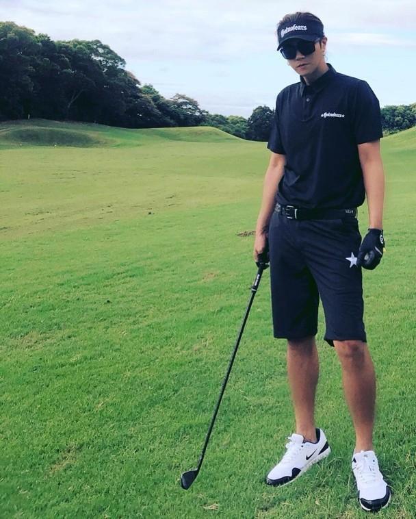 罗志祥|罗志祥高调大秀好身材，一身运动装造型帅气，对镜自拍状态超好