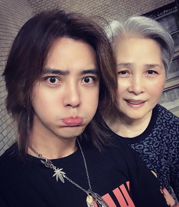 罗志祥|罗志祥高调大秀好身材，一身运动装造型帅气，对镜自拍状态超好