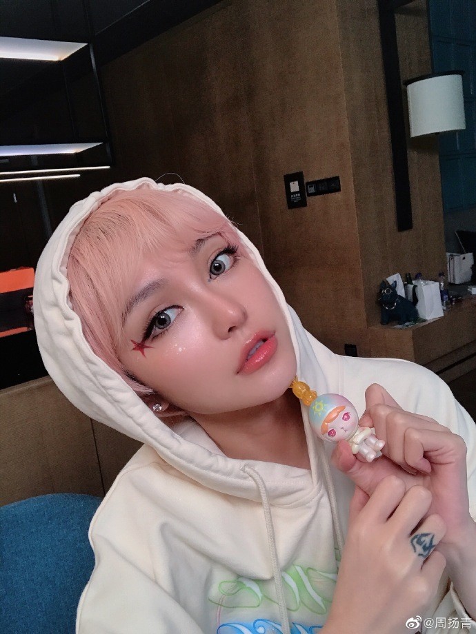 周扬青|周扬青大秀公仔妆，粉发泪钻配透亮水嫩脸蛋，整个人美如洋娃娃