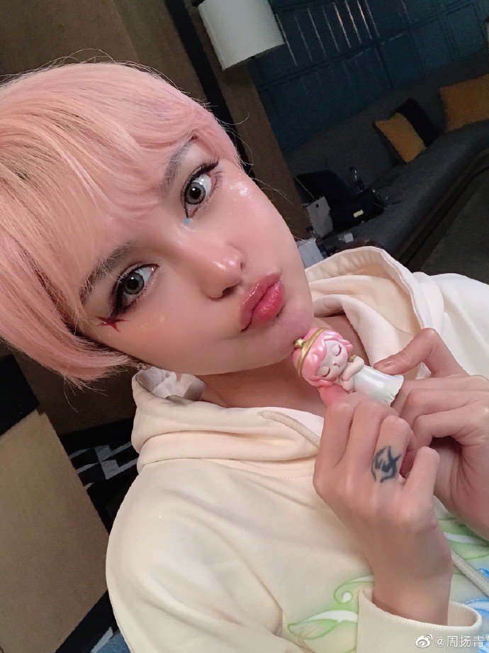 周扬青|周扬青大秀公仔妆，粉发泪钻配透亮水嫩脸蛋，整个人美如洋娃娃