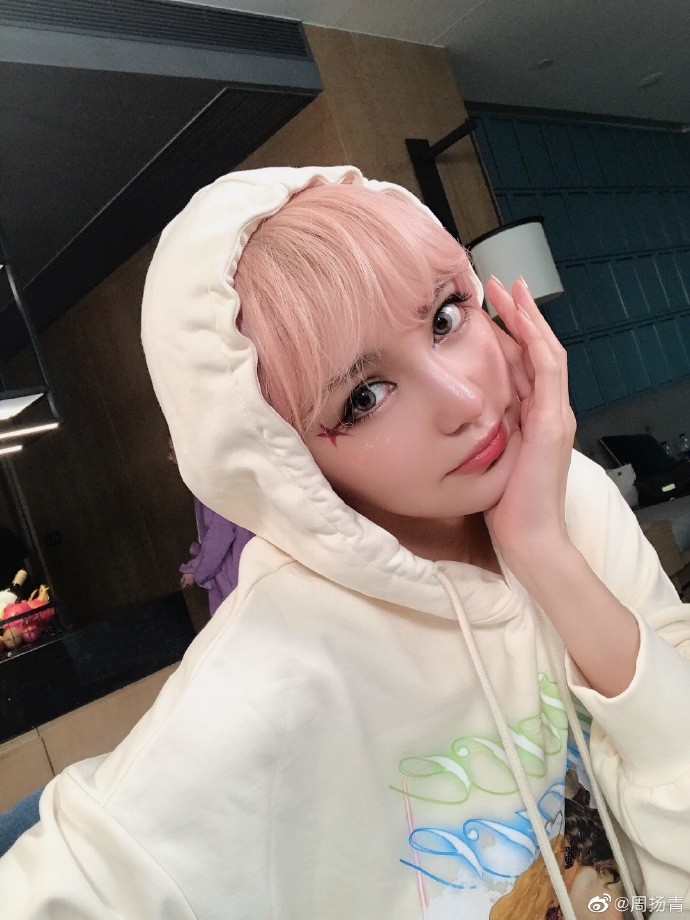 周扬青|周扬青大秀公仔妆，粉发泪钻配透亮水嫩脸蛋，整个人美如洋娃娃