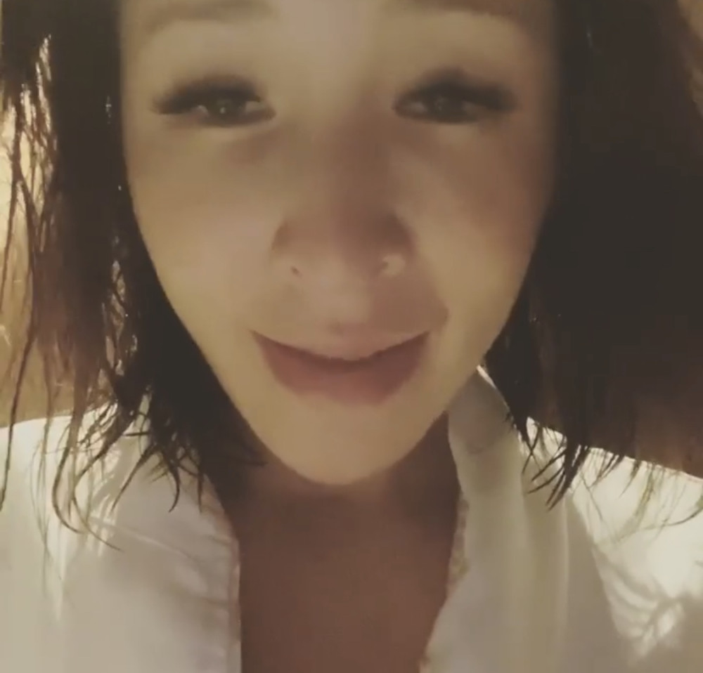 萧亚轩|萧亚轩突然发布怪异视频，头发凌乱连话都说不清楚，还不断吸鼻涕