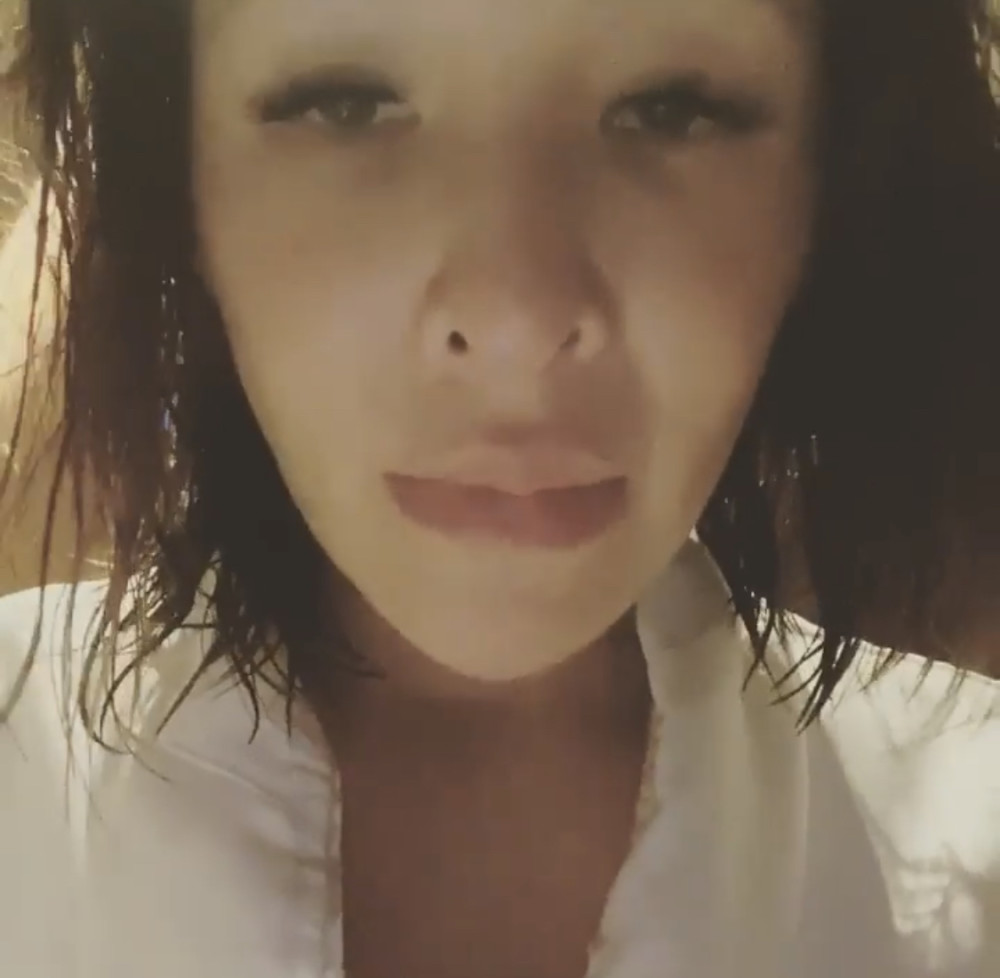 萧亚轩|萧亚轩突然发布怪异视频，头发凌乱连话都说不清楚，还不断吸鼻涕