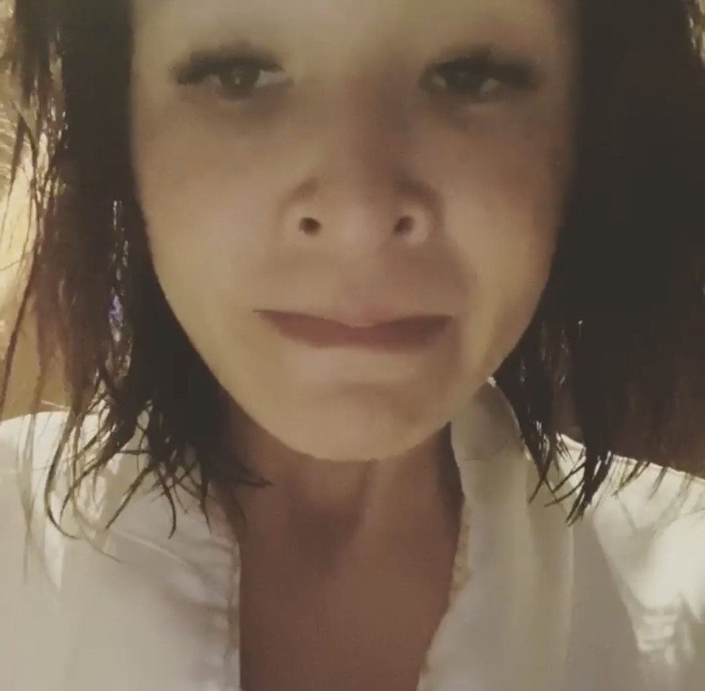 萧亚轩|萧亚轩突然发布怪异视频，头发凌乱连话都说不清楚，还不断吸鼻涕