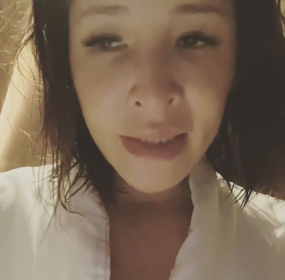 萧亚轩|萧亚轩突然发布怪异视频，头发凌乱连话都说不清楚，还不断吸鼻涕