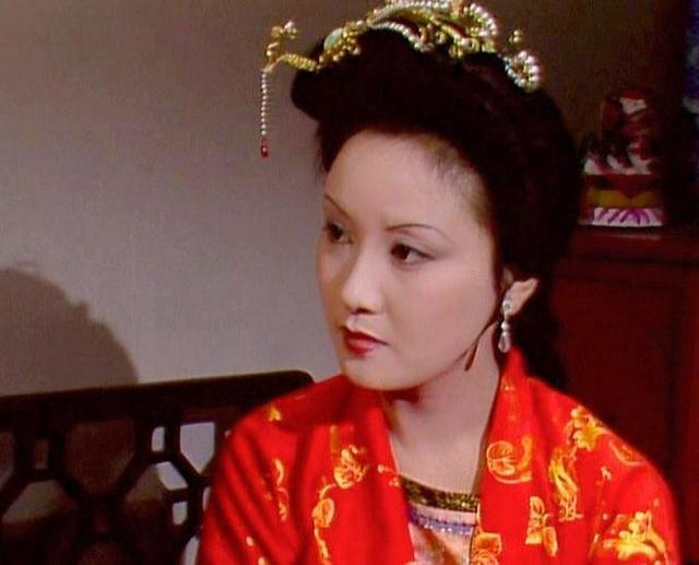 王熙凤|王熙凤心狠手辣，为什么会喜欢刘姥姥，还让她给女儿取名字